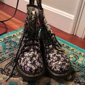 Sz 6 floral Dr. Martens